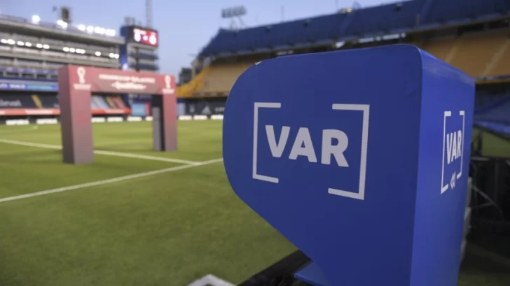 Cuál es el nuevo cambio en el VAR que evalúa la FIFA y que podría revolucionar el fútbol
