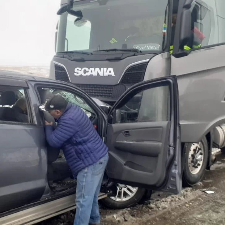 Accidente fatal en la ruta con nieve: Al menos un muerto en un choque frontal entre un camión y una camioneta cerca de Río Gallegos Accidente fatal en la ruta con nieve: Al menos un muerto en un choque frontal entre un camión y una camioneta cerca de Río Gallegos