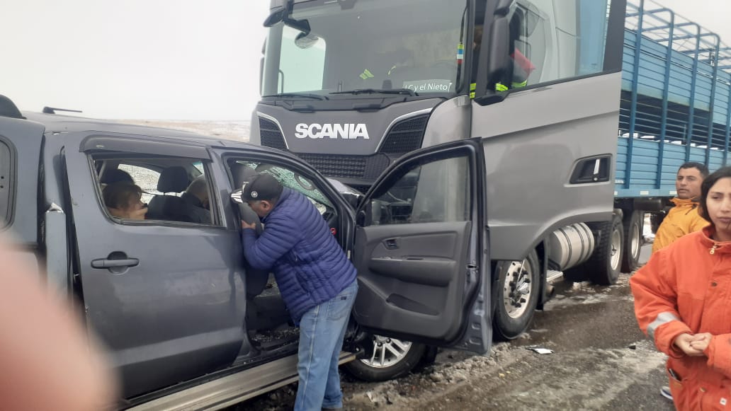 Accidente fatal en la ruta con nieve: Al menos un muerto en un choque frontal entre un camión y una camioneta cerca de Río Gallegos Accidente fatal en la ruta con nieve: Al menos un muerto en un choque frontal entre un camión y una camioneta cerca de Río Gallegos