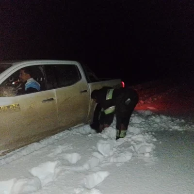 Tres vehículos quedaron varados por las fuertes nevadas en la Ruta Nacional N°40 y debieron auxiliarlos