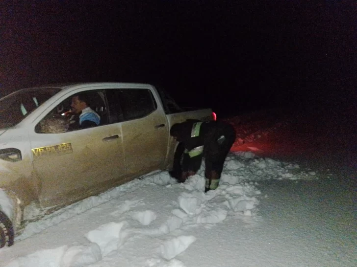 Tres vehículos quedaron varados por las fuertes nevadas en la Ruta Nacional N°40 y debieron auxiliarlos