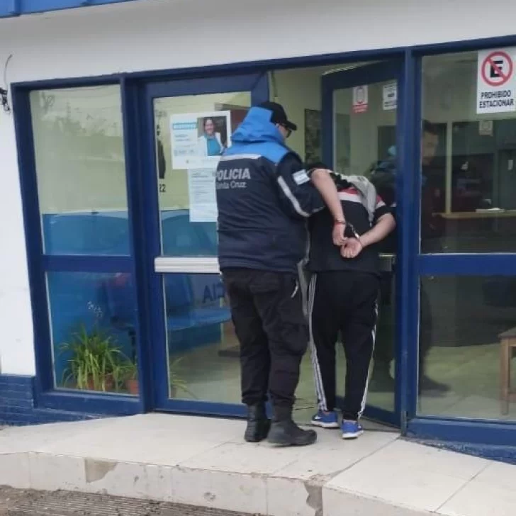 Río Gallegos: amenazó a un compañero de escuela con un arma de fuego y fue detenido Río Gallegos: amenazó a un compañero de escuela con un arma de fuego y fue detenido