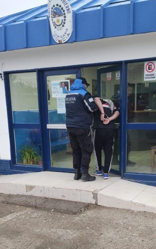 Río Gallegos: amenazó a un compañero de escuela con un arma de fuego y fue detenido Río Gallegos: amenazó a un compañero de escuela con un arma de fuego y fue detenido