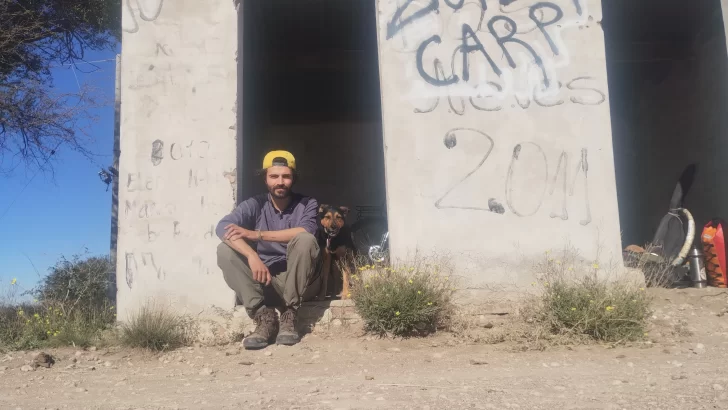 Es de Río Gallegos y recorre el país en bicicleta junto a su perra Milka