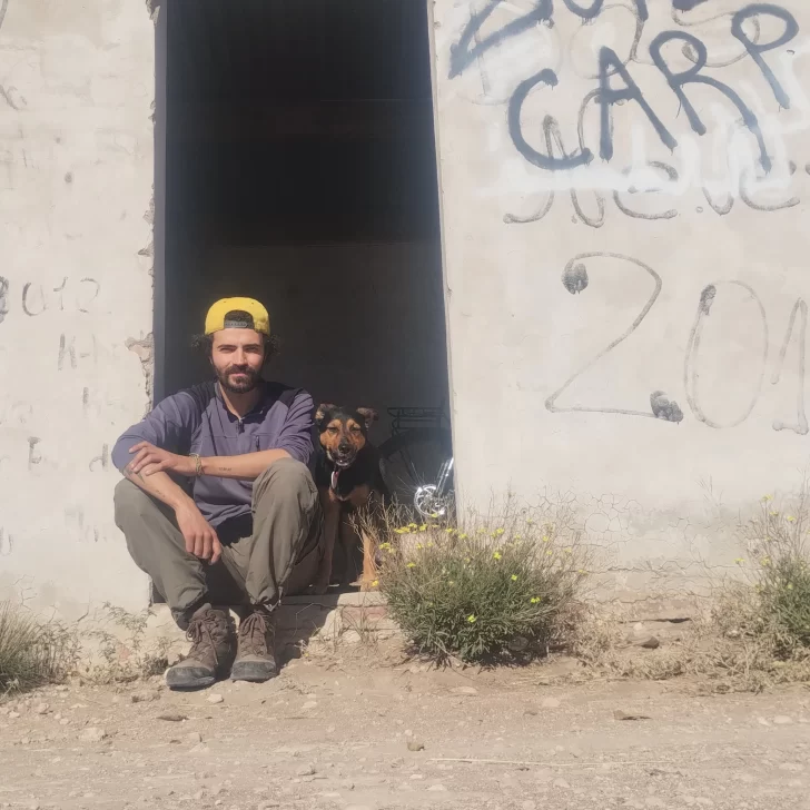 Es de Río Gallegos y recorre el país en bicicleta junto a su perra Milka