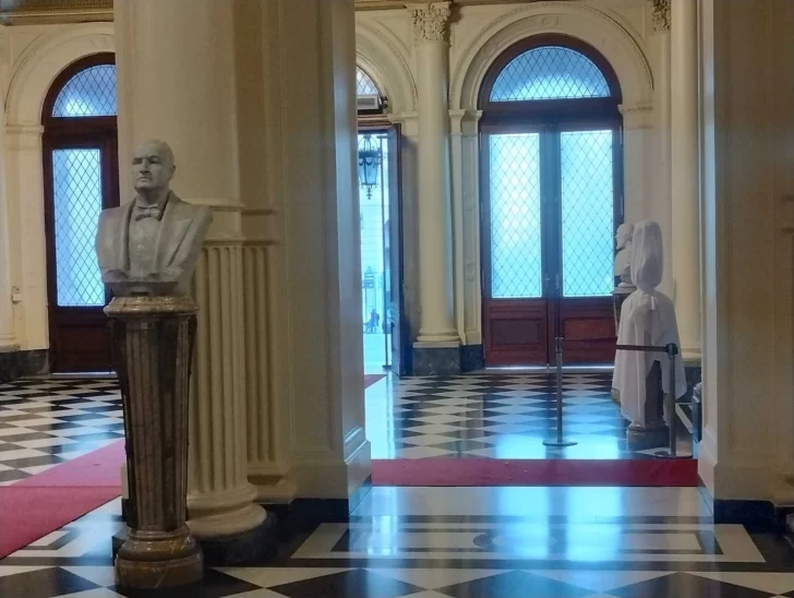 Javier Milei encabezará el acto de colocación del busto de Carlos Menem en la Casa Rosada que irá donde estaba el de Néstor Kirchner