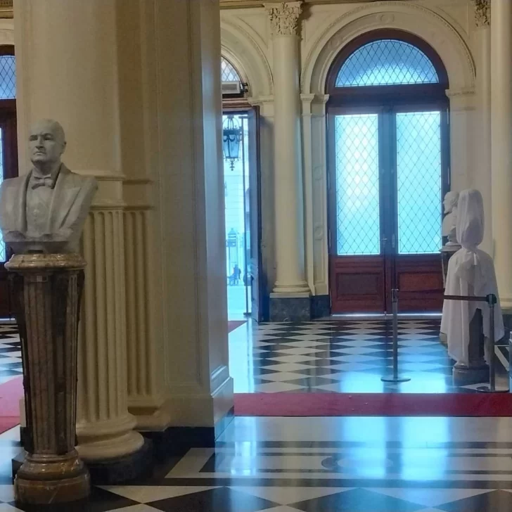 Javier Milei encabezará el acto de colocación del busto de Carlos Menem en la Casa Rosada que irá donde estaba el de Néstor Kirchner