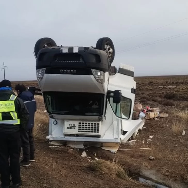 Un camión terminó volcado por la escarcha en la ruta cerca de Jaramillo