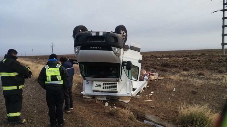 Un camión terminó volcado por la escarcha en la ruta cerca de Jaramillo