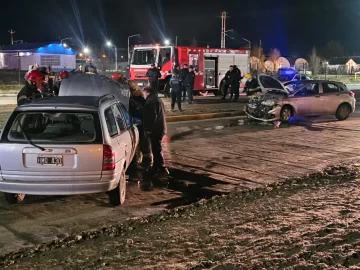 Fuerte choque en la avenida Gobernador Gregores: una mujer fue hospitalizada