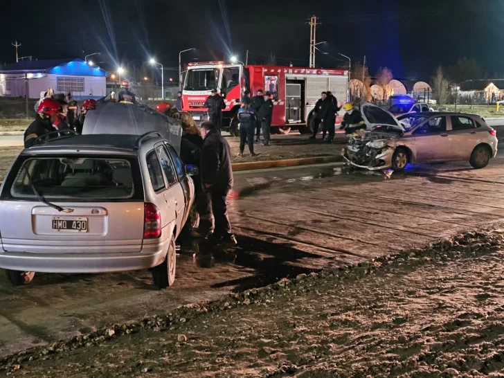 Fuerte choque en la avenida Gobernador Gregores: una mujer fue hospitalizada