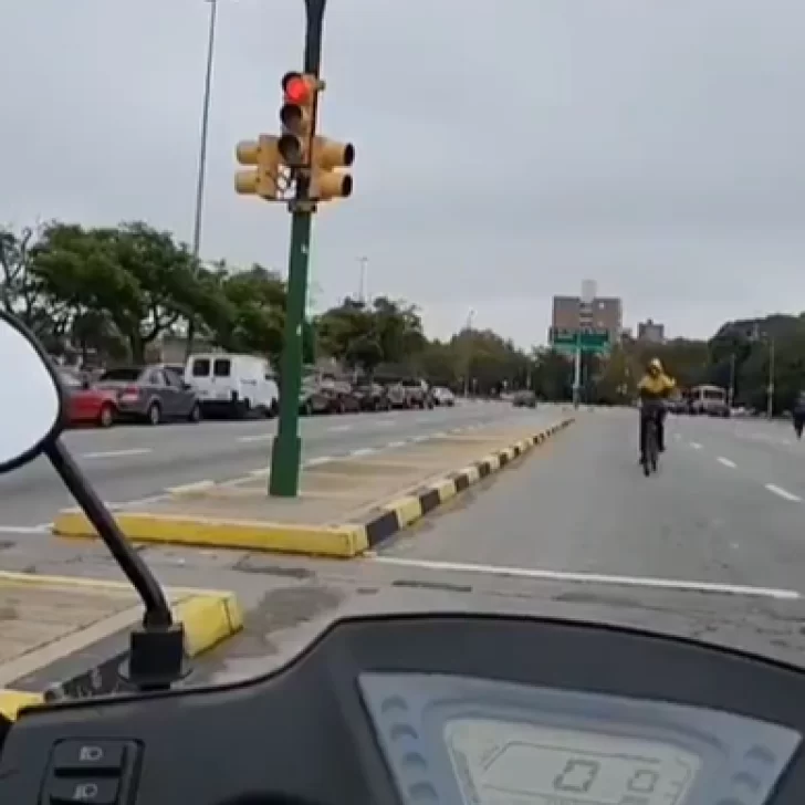 Vio que un ciclista le había robado a una mujer y lo detuvo con su moto