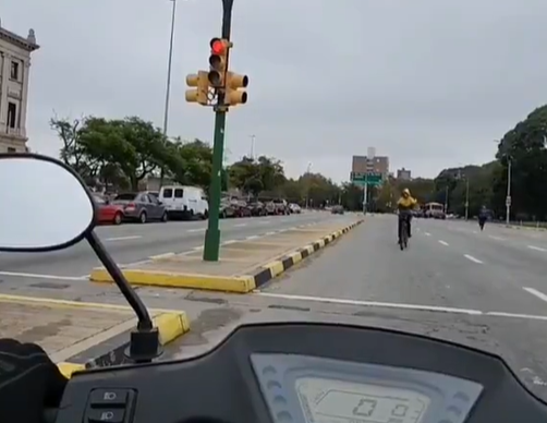 Vio que un ciclista le había robado a una mujer y lo detuvo con su moto