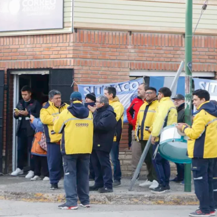 “Voté el cambio y Milei me decepcionó”, dijo un joven que se quedó sin trabajo por el cierre del Correo Argentino