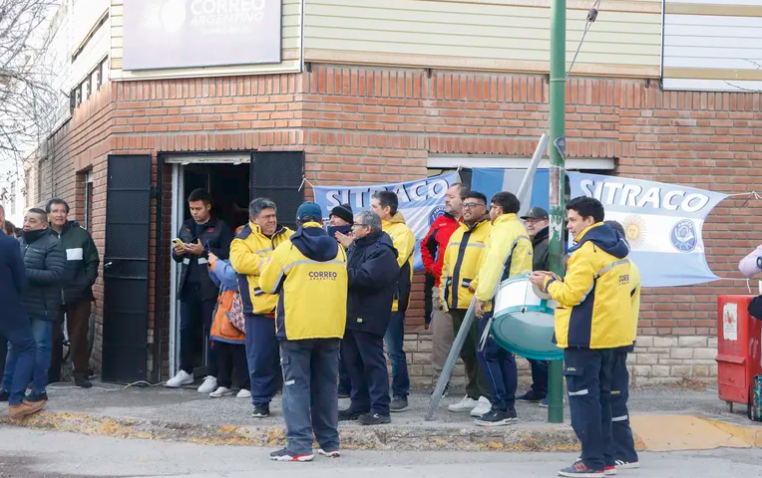 “Voté el cambio y Milei me decepcionó”, dijo un joven que se quedó sin trabajo por el cierre del Correo Argentino