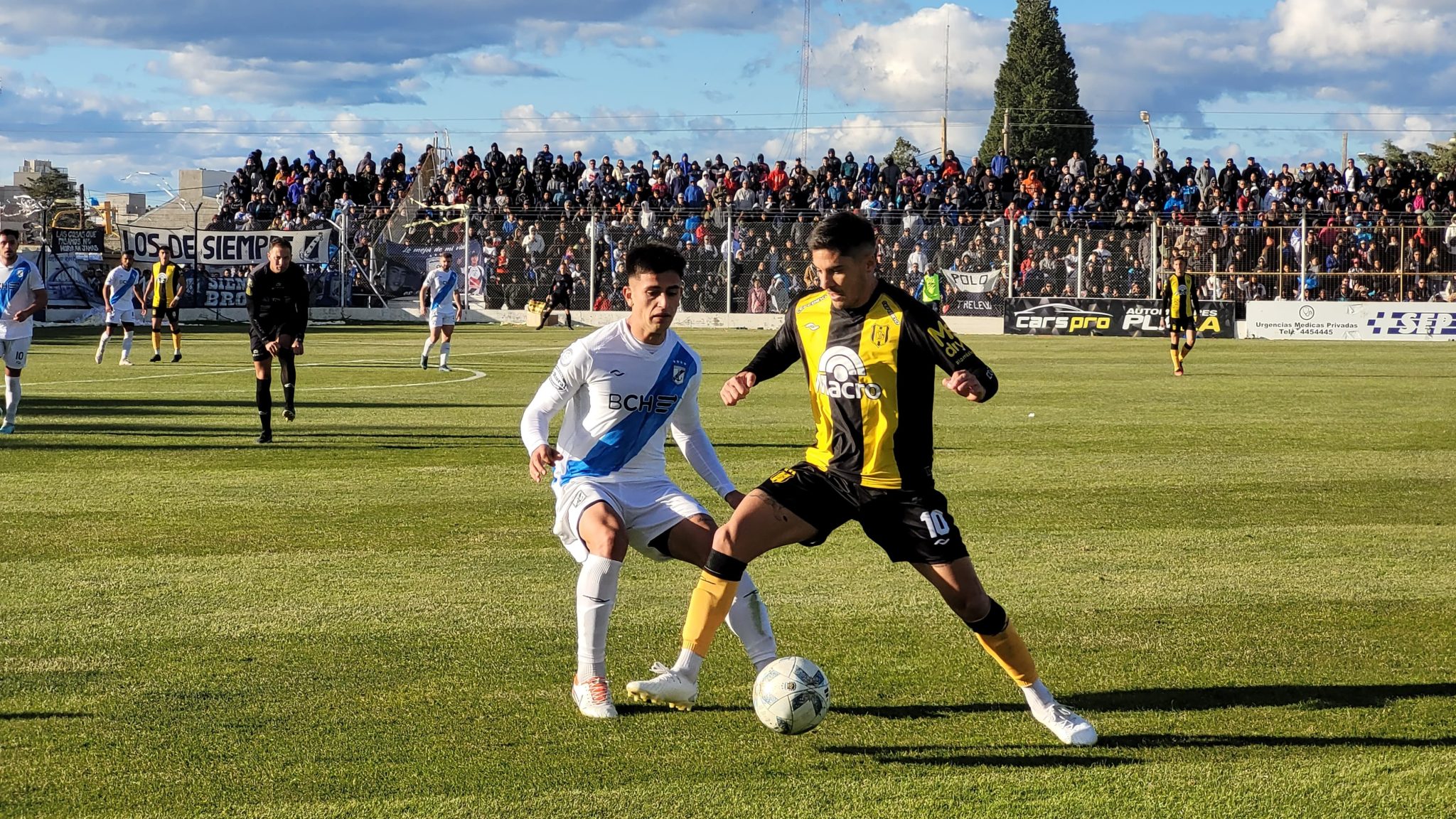 Deportivo Madryn se llevó el clásico patagónico en un duelo que terminó con incidentes