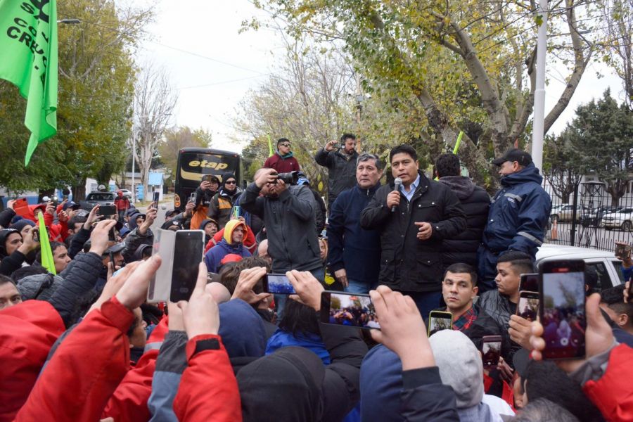 Claudio Vidal recibió a dirigentes de la UOCRA y anunció que se harán obras públicas con fondos de provincia 