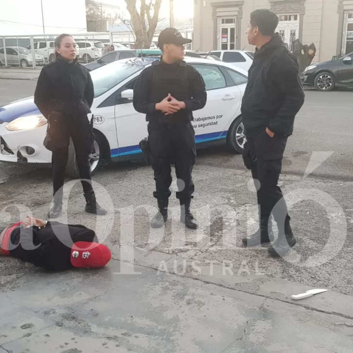 Quiso apuñalar a un joven a plena luz del día en la zona céntrica de Río Gallegos y lo detuvieron