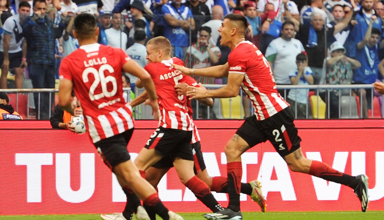 Estudiantes le ganó a Velez y se coronó campeón de la Copa de la Liga Estudiantes le ganó a Velez y se coronó campeón de la Copa de la Liga
