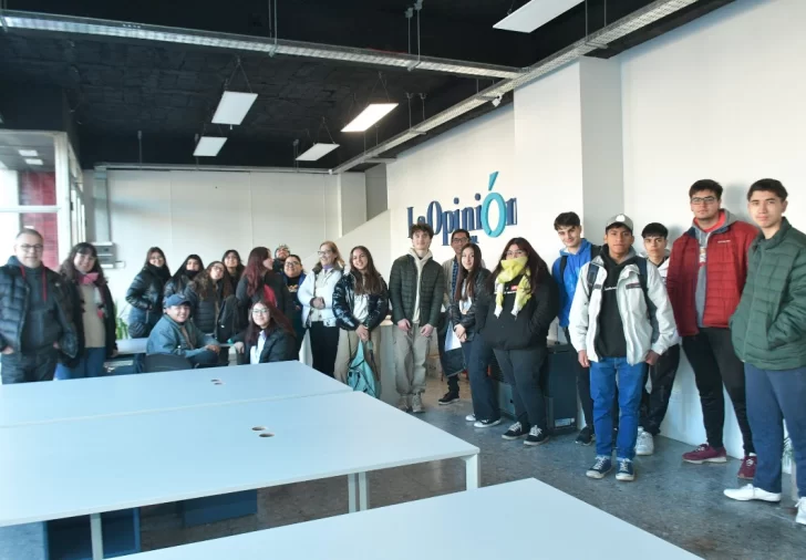 Estudiantes de la UNPA visitaron en Grupo La Opinión Austral