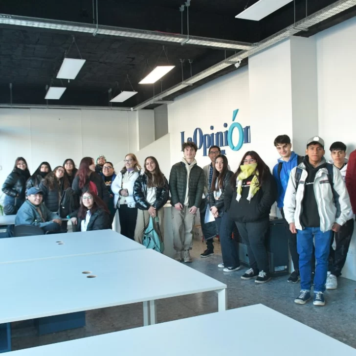 Estudiantes de la UNPA visitaron en Grupo La Opinión Austral