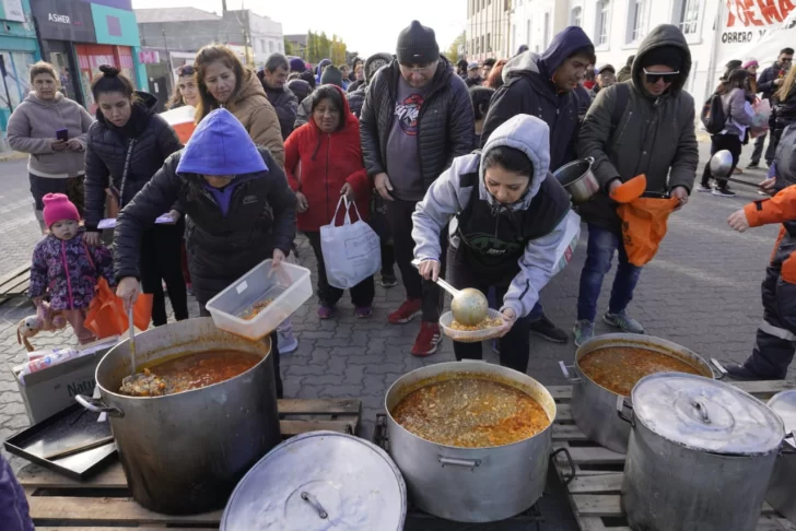 Gremios organizaron una olla popular en Río Gallegos por el Día del Trabajador: preocupación por la Ley Bases