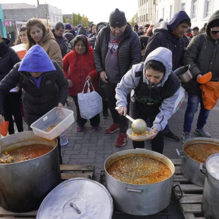 Gremios organizaron una olla popular en Río Gallegos por el Día del Trabajador: preocupación por la Ley Bases