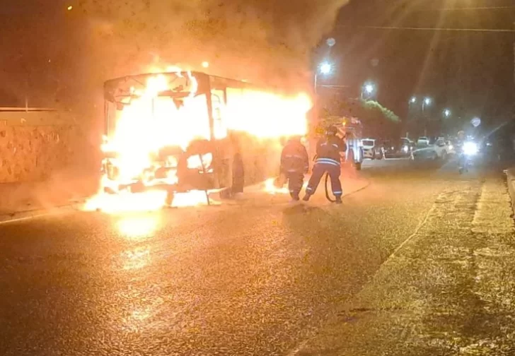 Se incendió un colectivo mientras hacía un recorrido con 20 pasajeros