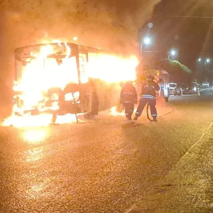 Se incendió un colectivo mientras hacía un recorrido con 20 pasajeros