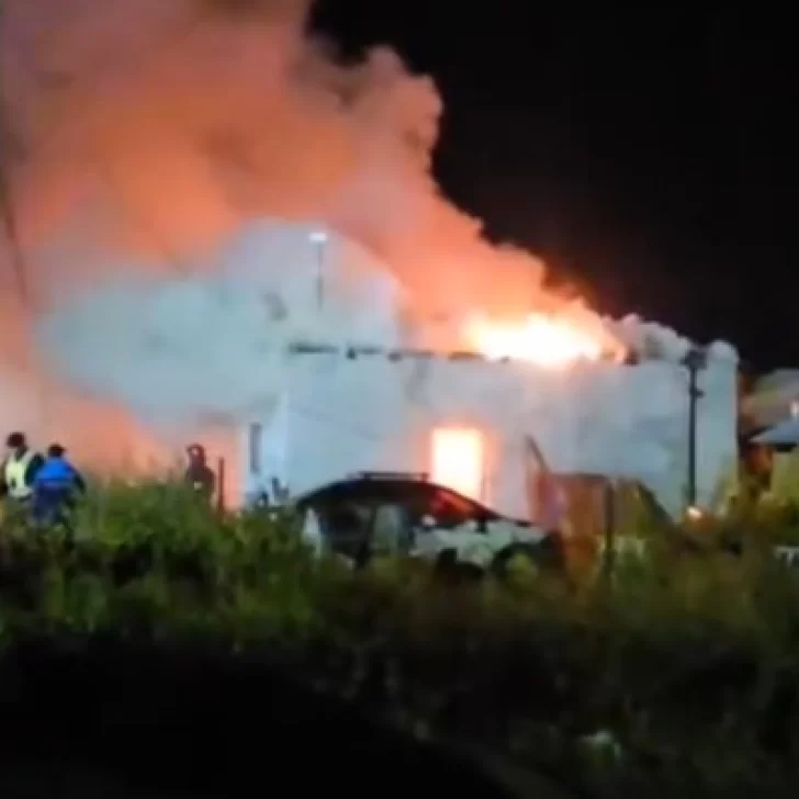 Un voraz incendio consumió dos casas en el barrio Los Lolos Un voraz incendio consumió dos casas en el barrio Los Lolos