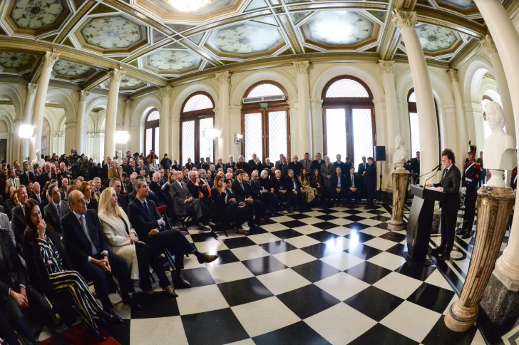 javier-milei-busto-menen-homenaje-zulemita-menen-4-728x484