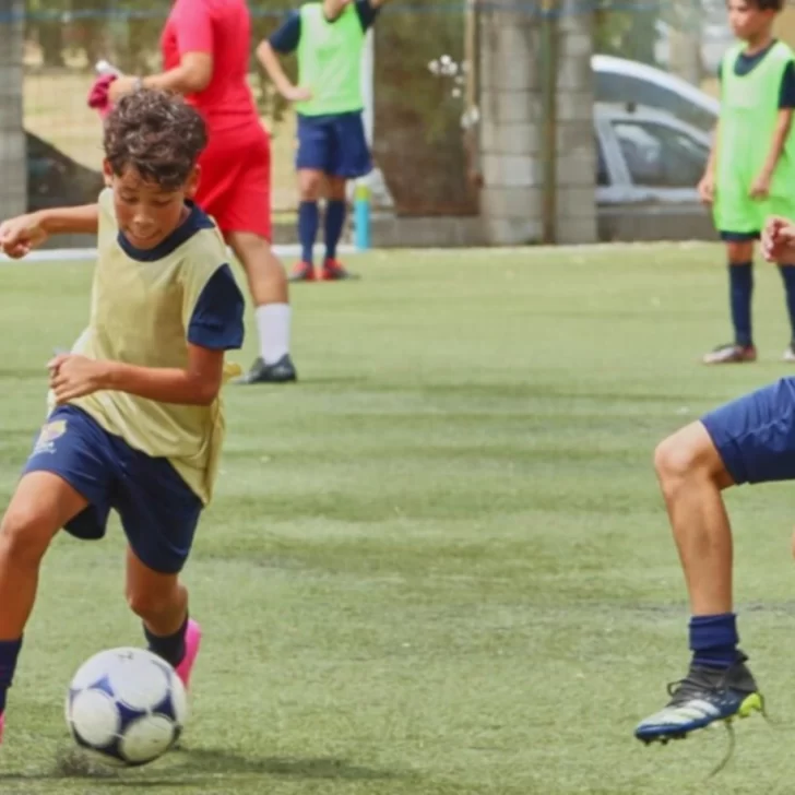 Un sueño hecho realidad: Luciano Peñaloza partió a España para probarse en el Barcelona