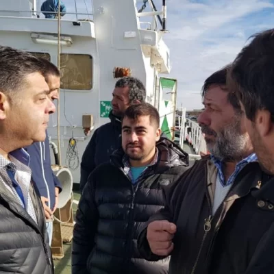 Gustavo Martínez: “Necesitamos que todos los barcos vengan a Deseado y descarguen su producción” en el puerto