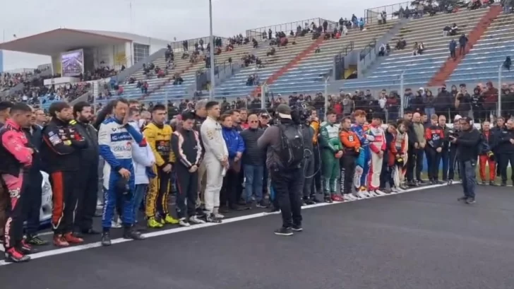 Así fue el emotivo minuto de silencio para “El Flaco” Traverso en el autódromo de Buenos Aires