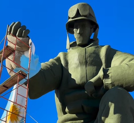 Construyeron en la Patagonia el monumento más grande a los soldados de Malvinas 