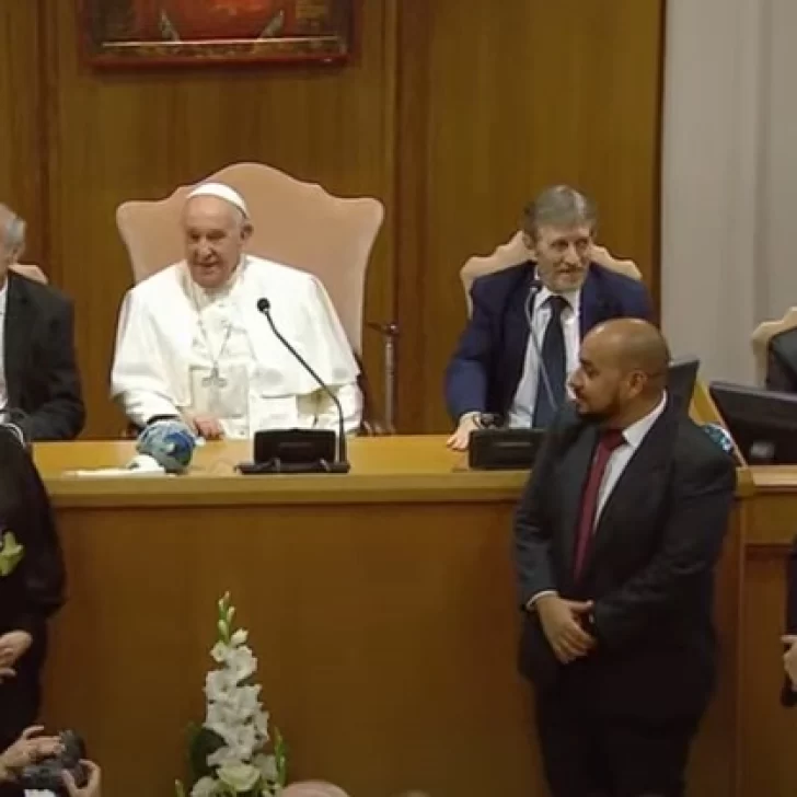 Ignacio Torres junto al Papa Francisco en el cierre del “Encuentro Internacional del Sentido”