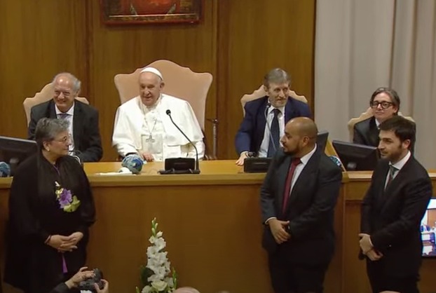 Ignacio Torres junto al Papa Francisco en el cierre del “Encuentro Internacional del Sentido”