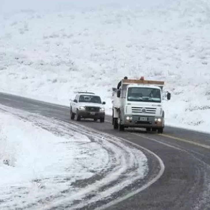 Rutas de Santa Cruz en medio de la nevada: habilitaron la circulación en tramos de la RN 40, RP 27 y RN 288