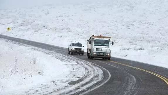 Rutas de Santa Cruz en medio de la nevada: habilitaron la circulación en tramos de la RN 40, RP 27 y RN 288