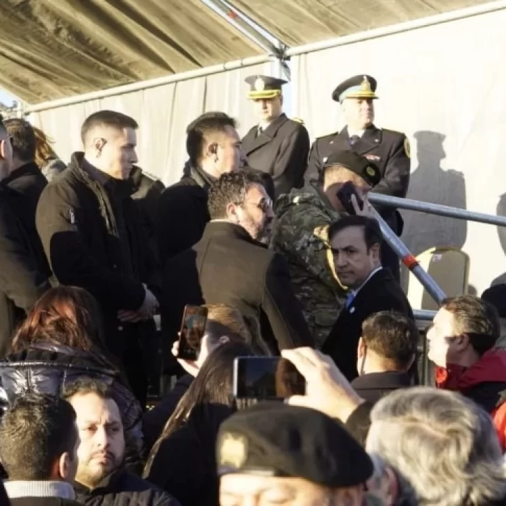 El intendente Pablo Grasso no pudo subir al palco junto al gobernador