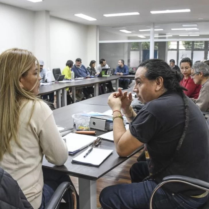 Paritaria de Salud en Santa Cruz: gremios aceptaron la oferta salarial para cobrar “urgente” un aumento Paritaria de Salud en Santa Cruz: gremios aceptaron la oferta salarial para cobrar “urgente” un aumento