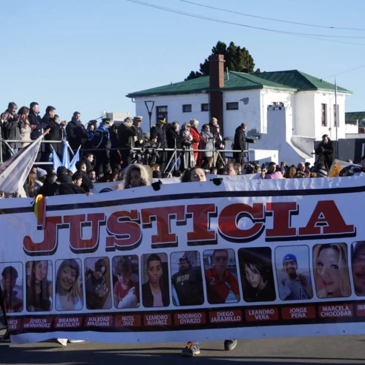 Acto del 25 de Mayo: 13 familias desfilaron pidieron justicia por sus seres queridos