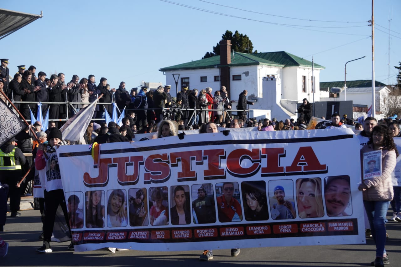 Acto del 25 de Mayo: 13 familias desfilaron pidieron justicia por sus seres queridos