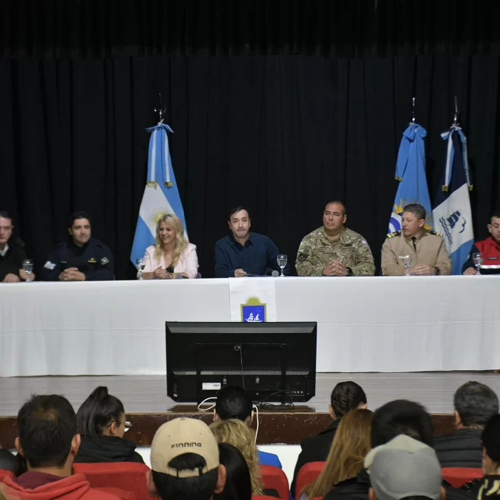 Sal, carbón, madera, alimentos y albergues listos para emergencias por el invierno en Río Gallegos Sal, carbón, madera, alimentos y albergues listos para emergencias por el invierno en Río Gallegos