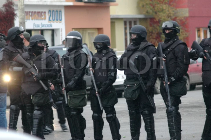 represion-santa-cruz-rio-gallegos-marcha-municipales-caida-Carlos-Sancho-21-728x485