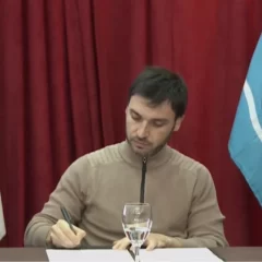 Ignacio Torres encabezó la firma de un convenio de gestión integrada entre la Secretaría de Salud y la obra social Serosos