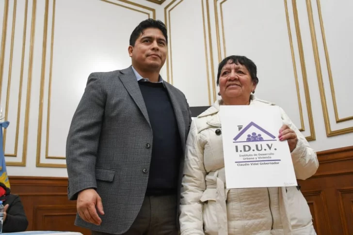 Claudio Vidal entregó escrituras de viviendas a familias de Santa Cruz