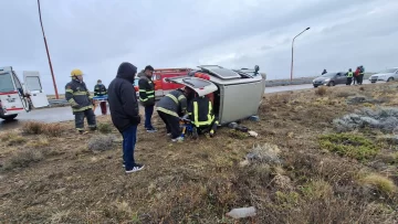 Volcó una camioneta con 5 personas en la rotonda de acceso a Puerto Deseado