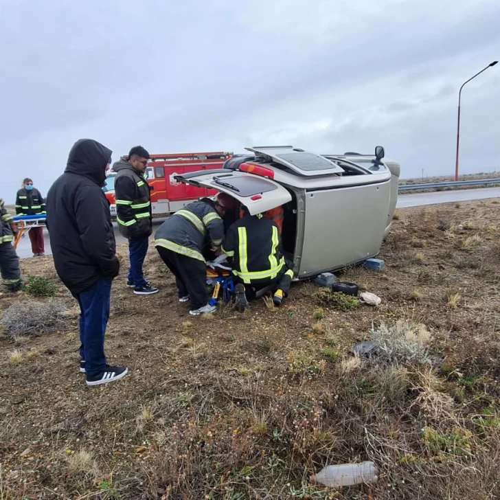 Volcó una camioneta con 5 personas en la rotonda de acceso a Puerto Deseado