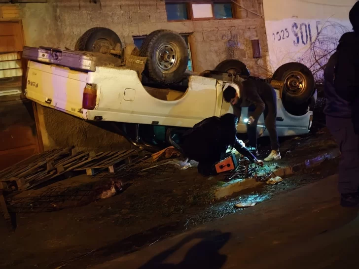 Circulaban alcoholizados, chocaron un árbol y volcaron